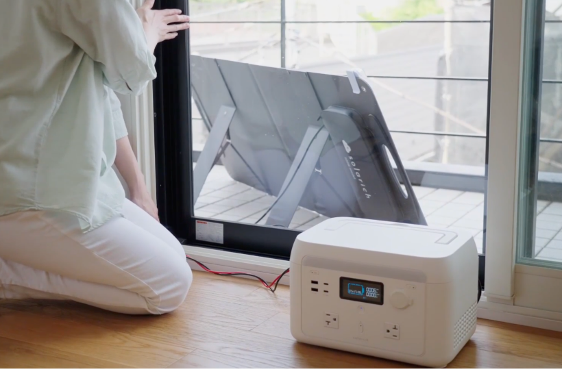 <p><strong>窓を締めたまま発電OK<br/>超薄型フラットケーブル</strong></p>